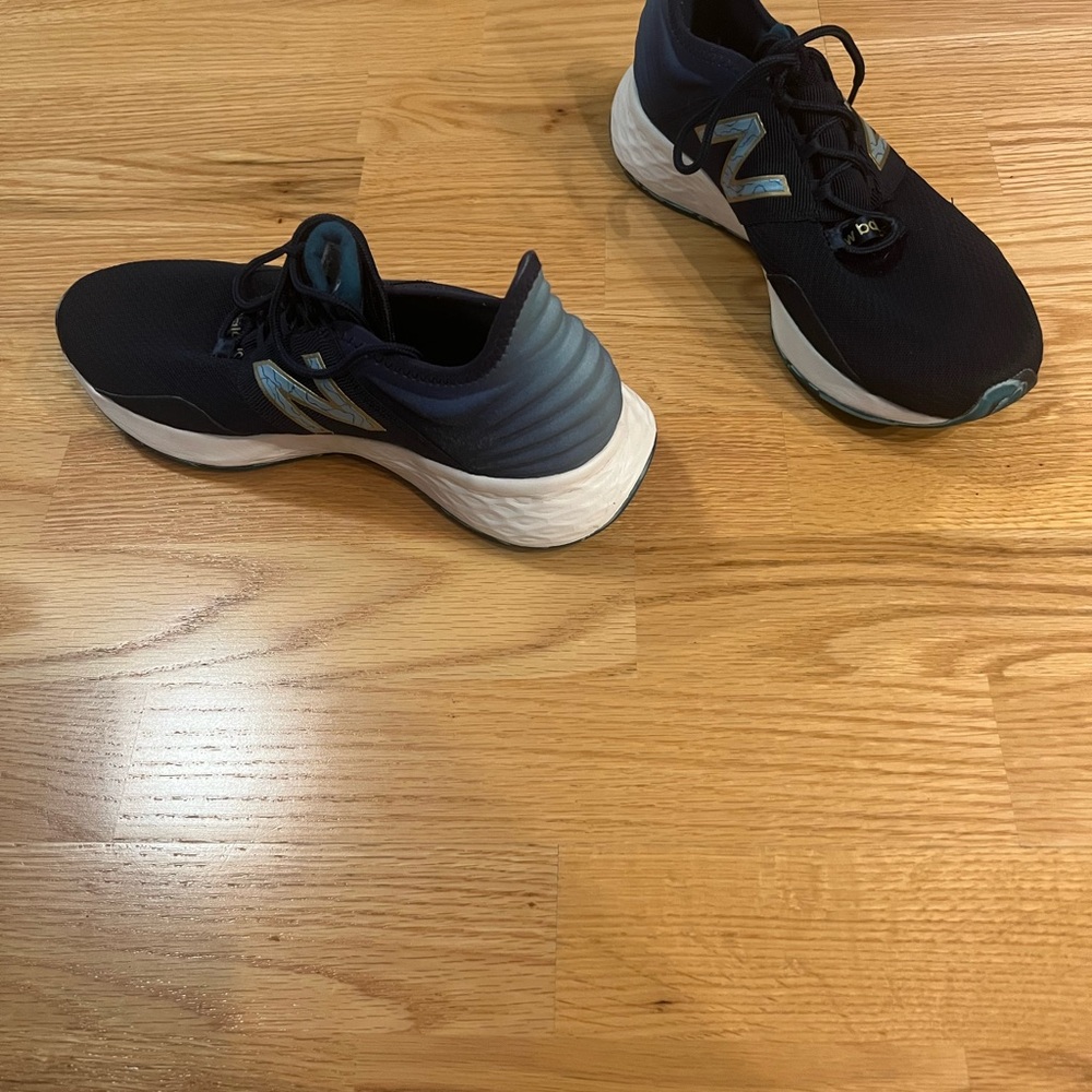 New Balance Roav V1 Navy and White Women Athletic Shoes - Picture 2 of 4